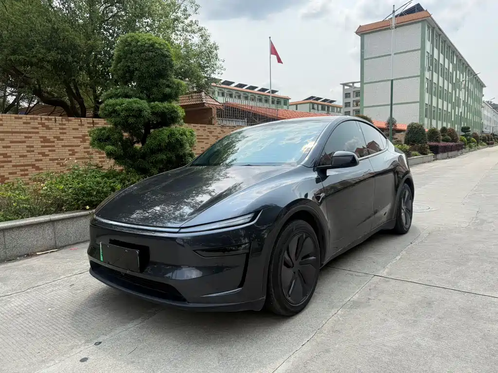 Tesla Model Y 2025