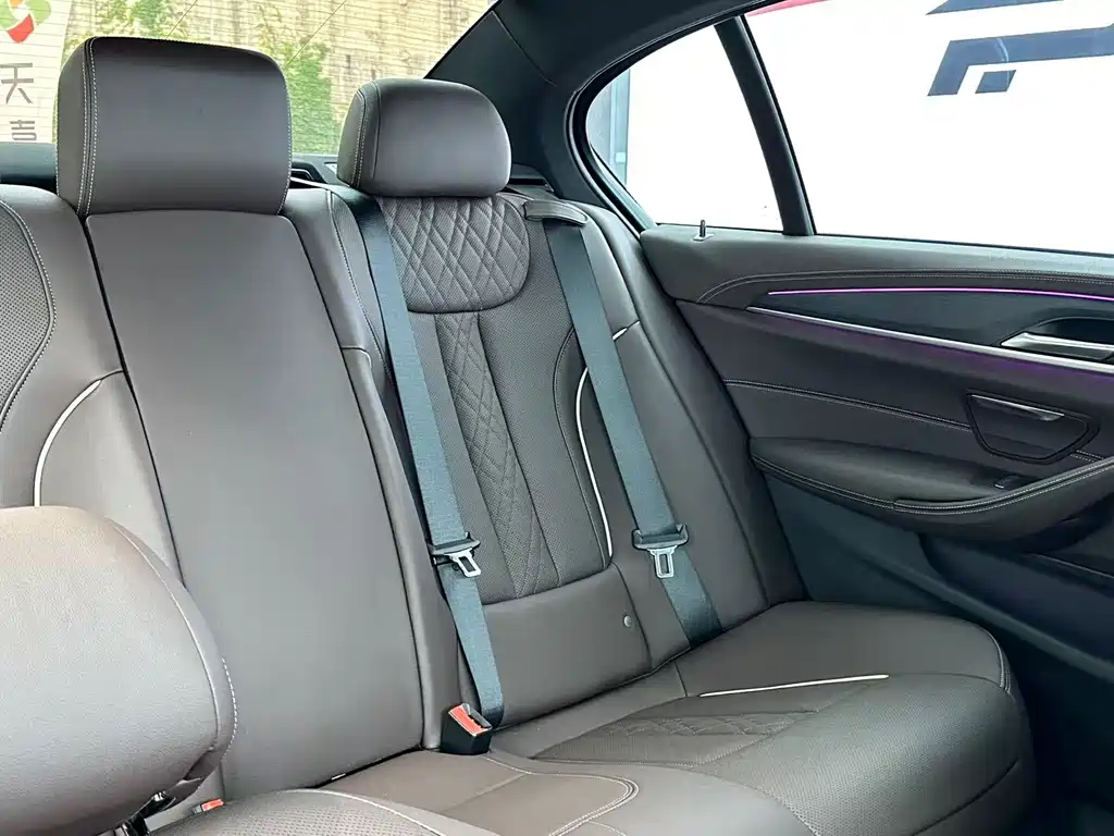 BMW 5 Series — миниатюра 16