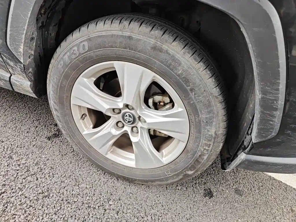 Toyota RAV4 — миниатюра 8