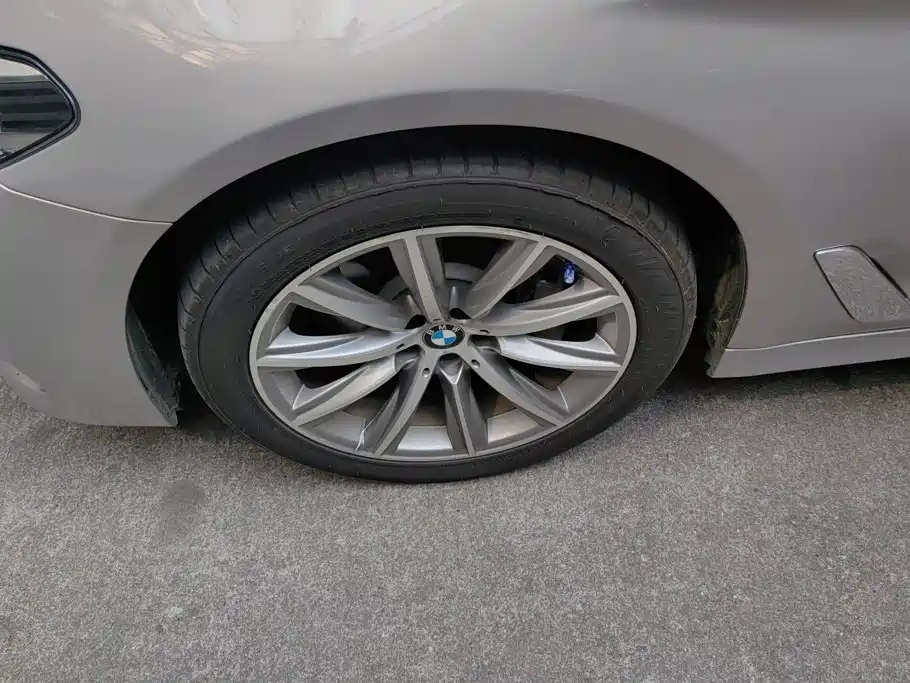 BMW 5 Series — миниатюра 6