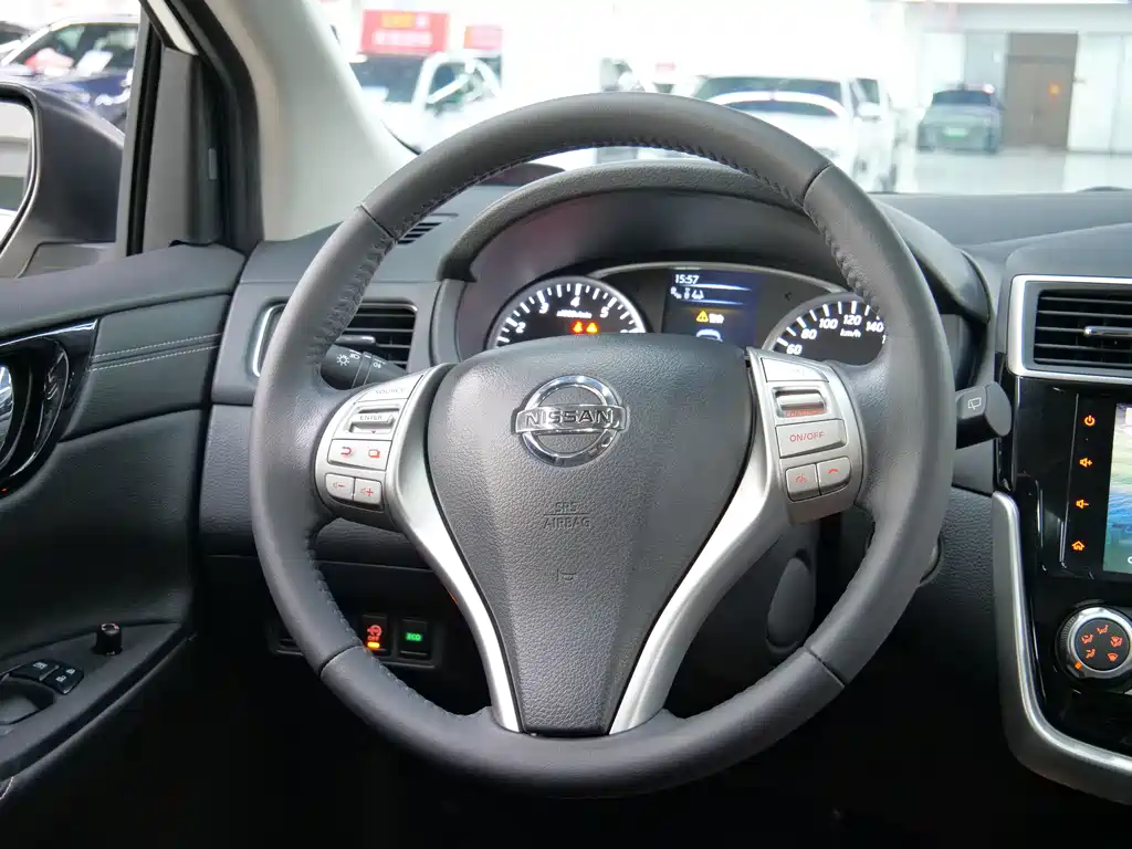 NISSAN TIIDA