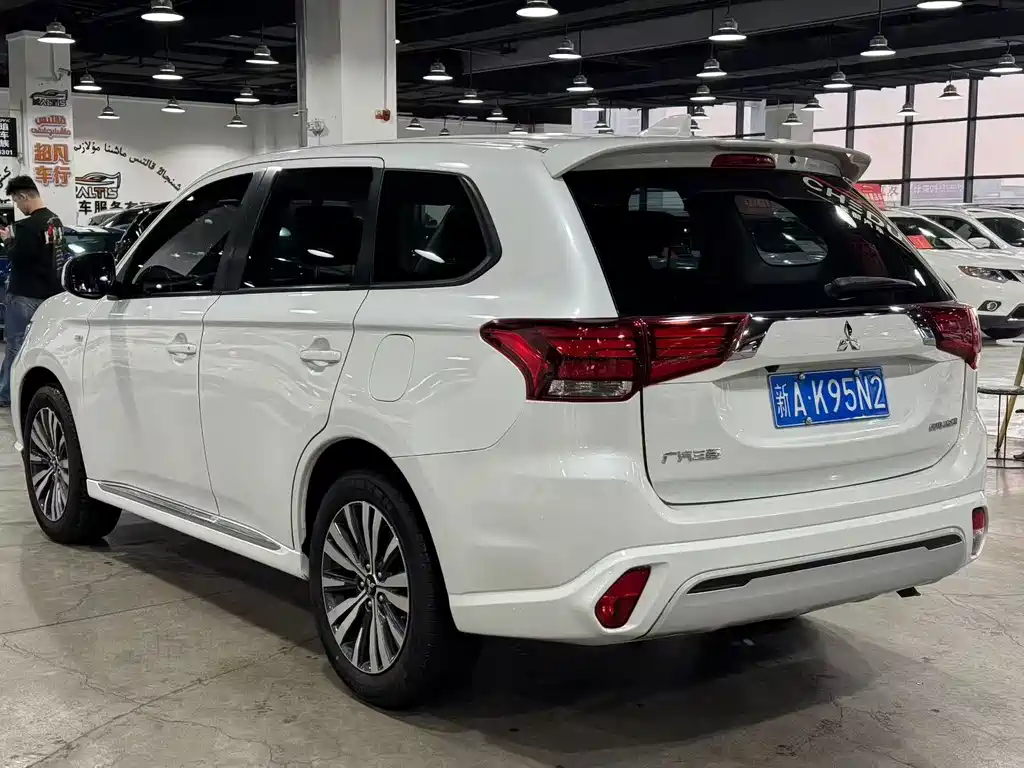 MITSUBISHI OUTLANDER