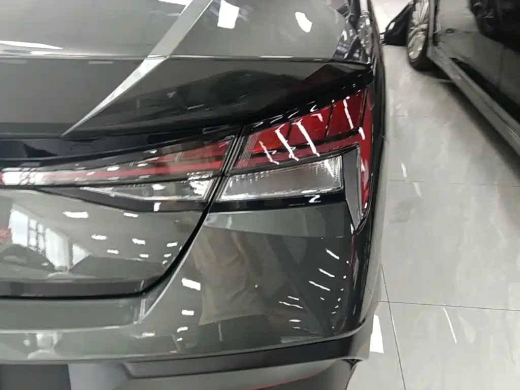 Hyundai Elantra — миниатюра 8