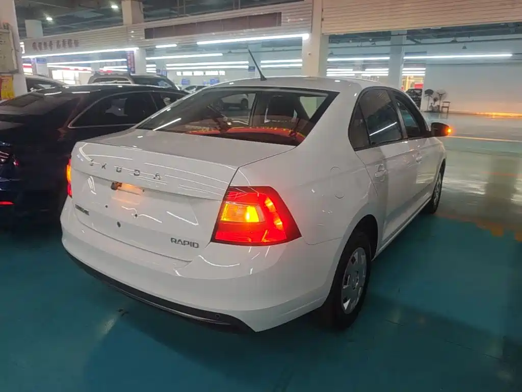 Skoda Rapid — миниатюра 7