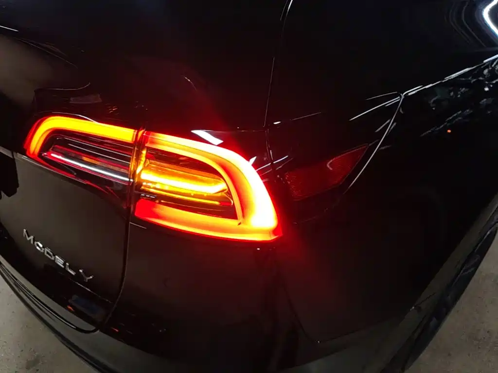Tesla Model Y — миниатюра 8