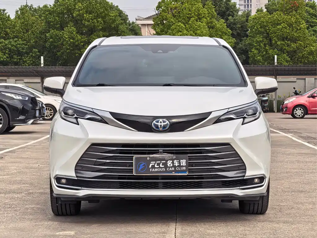 Toyota Sienna — миниатюра 2