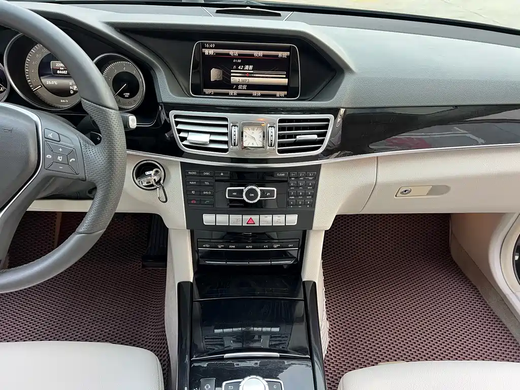 Mercedes-Benz E-Class — миниатюра 7
