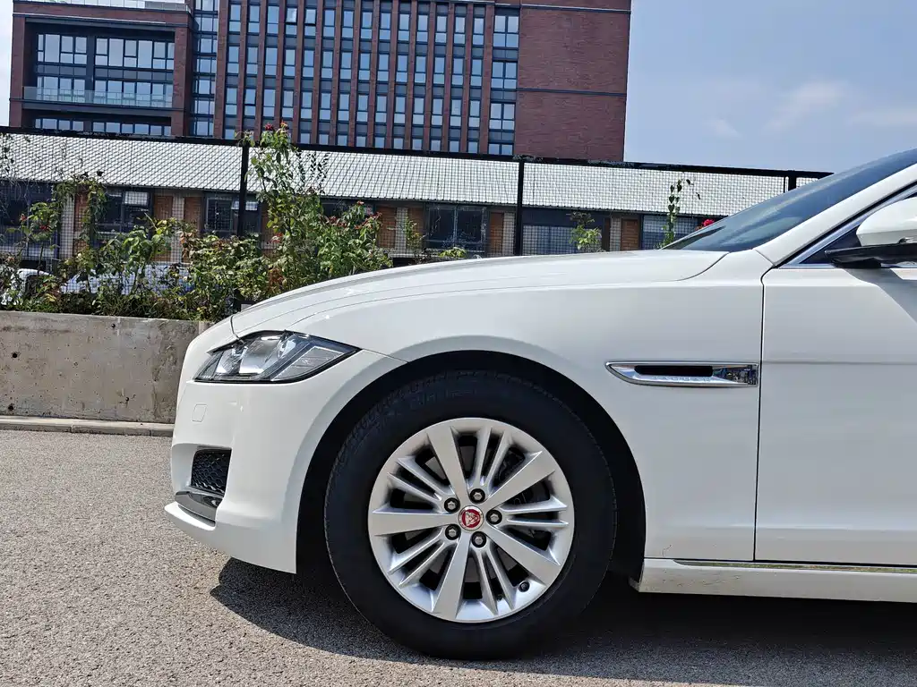 Jaguar XFL — миниатюра 6