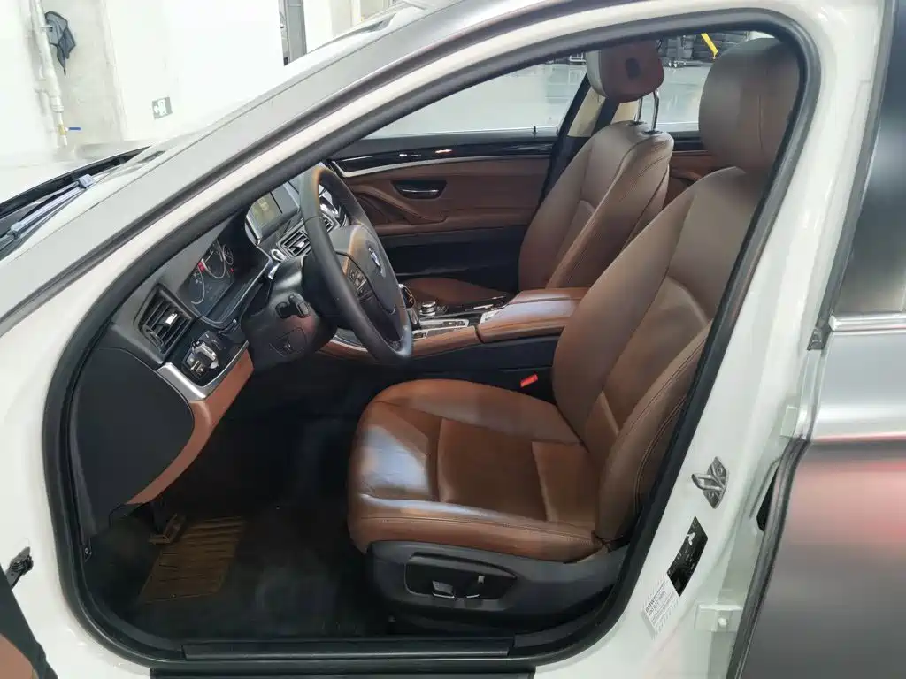 BMW 5 Series — миниатюра 10
