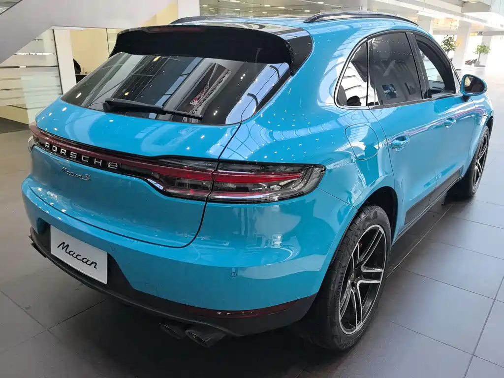 PORSCHE MACAN