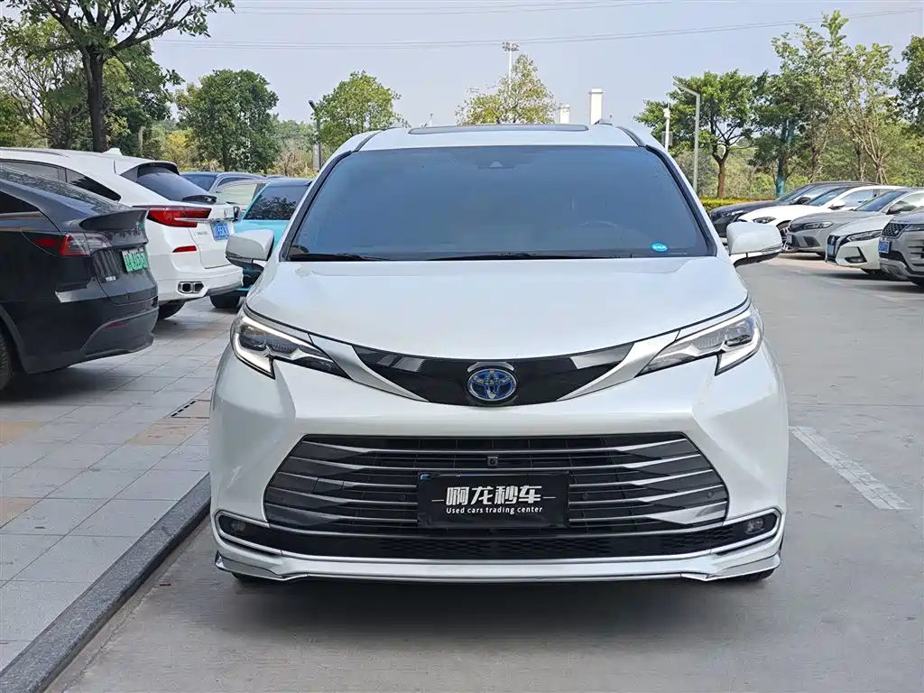 Toyota Sienna — миниатюра 2