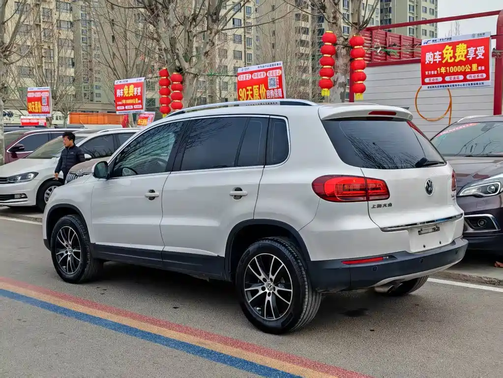 VOLKSWAGEN TIGUAN
