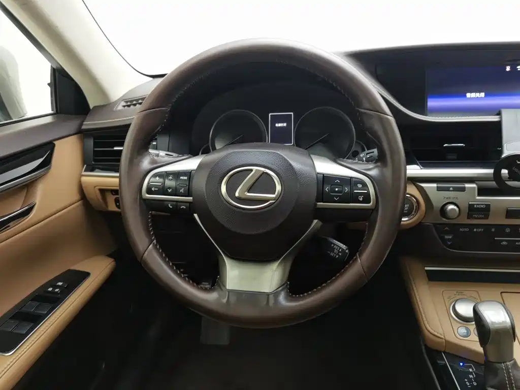 Lexus ES — миниатюра 11