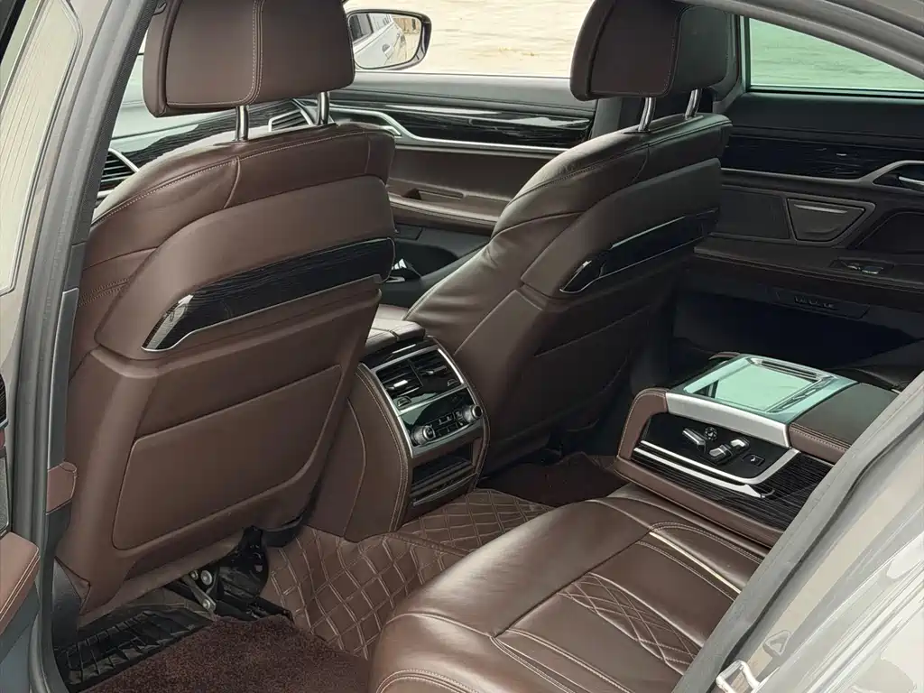 BMW 7 Series - фото 10