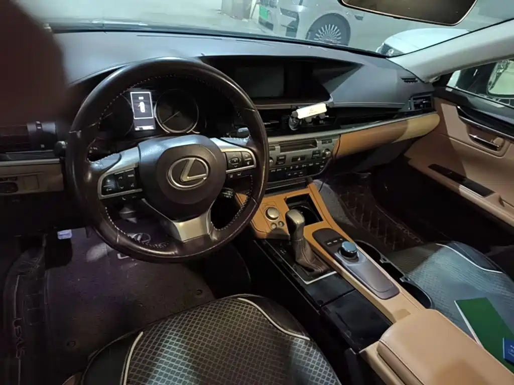 Lexus ES — миниатюра 11