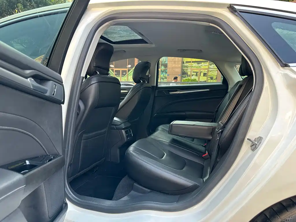Ford Mondeo — миниатюра 12
