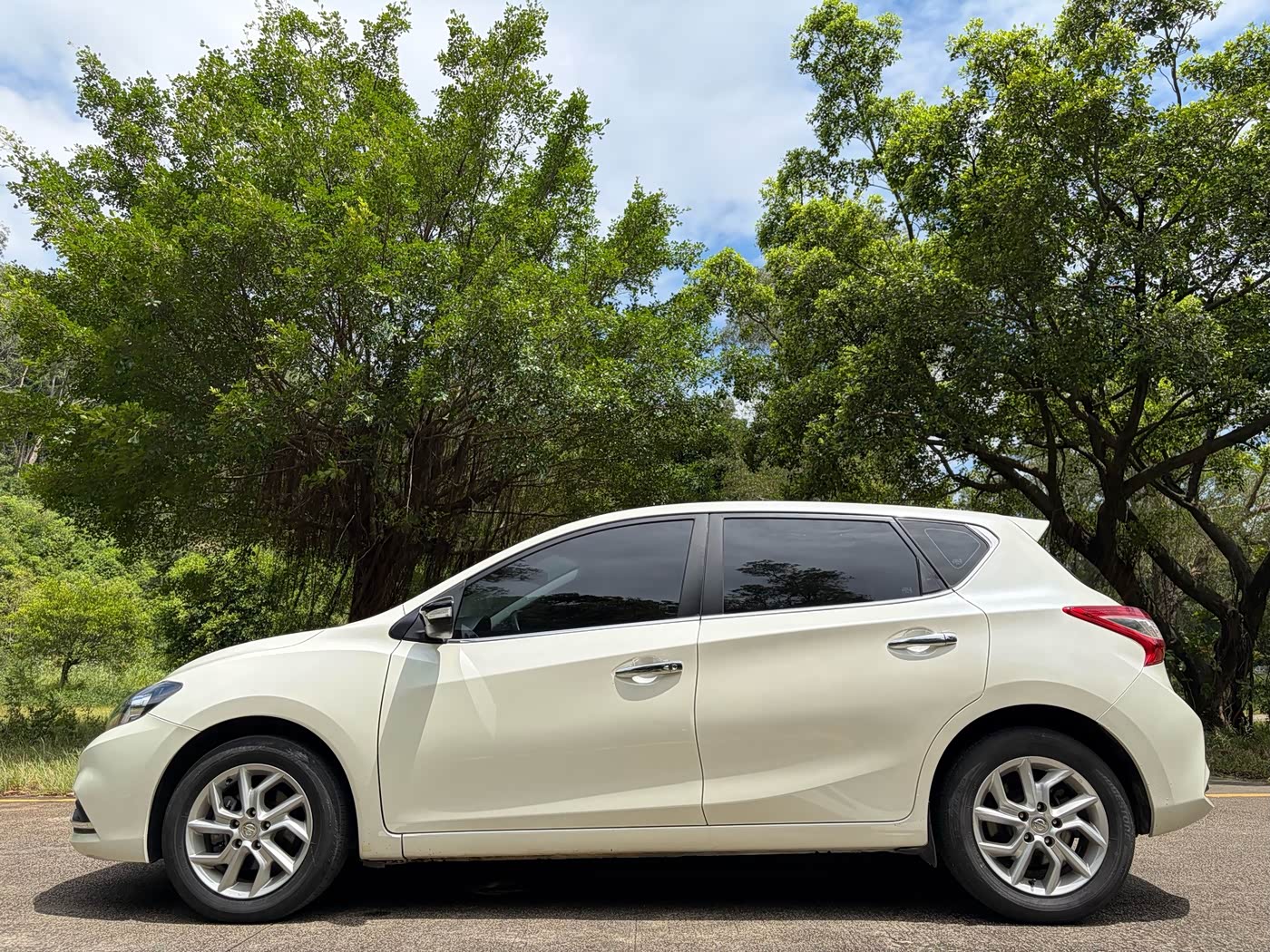 Nissan Tiida 1.6 л 2021 г. Белый, пробег 50000 км