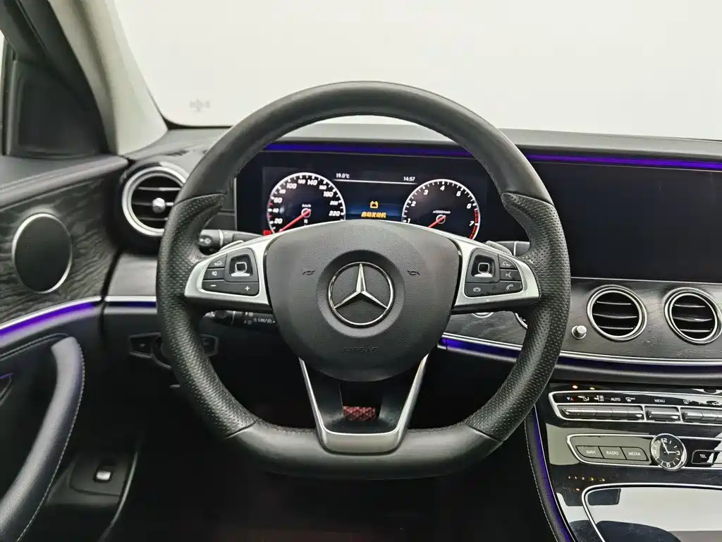 Mercedes-Benz E-Class — миниатюра 11