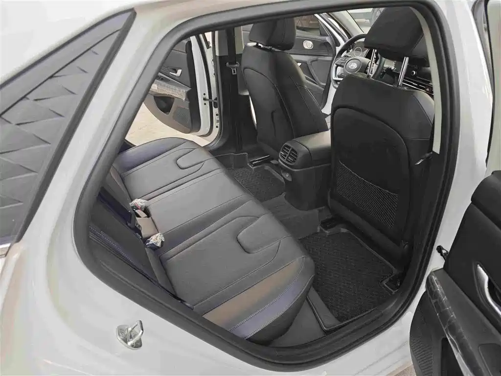 Hyundai Elantra — миниатюра 8