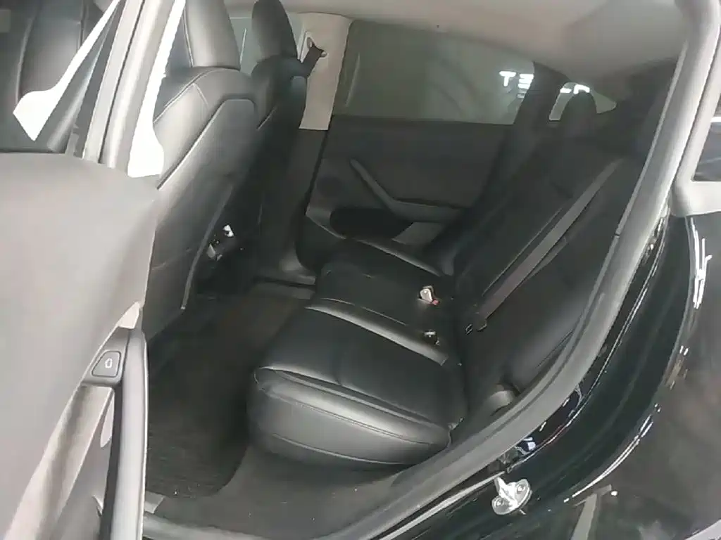 Tesla Model Y — миниатюра 17