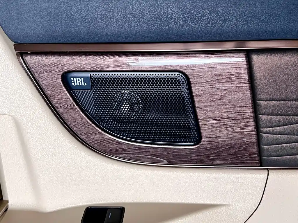 Toyota Alphard — миниатюра 22