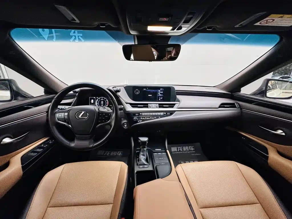 Lexus ES 2020 260