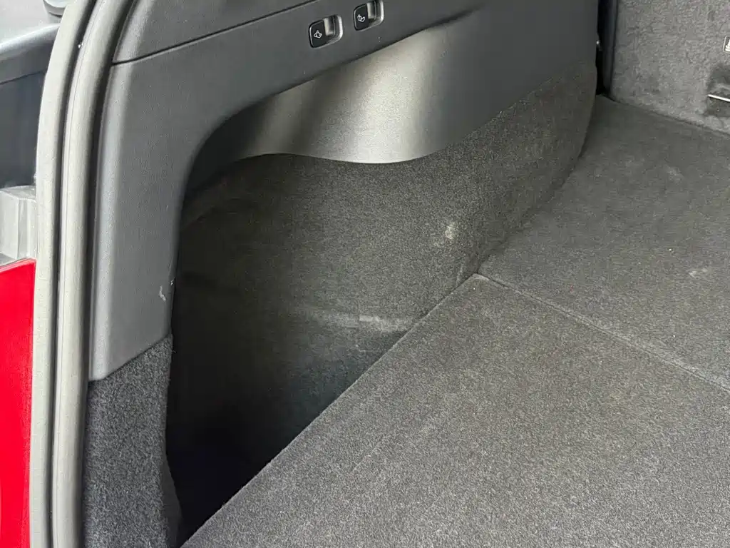 Tesla Model Y — миниатюра 20
