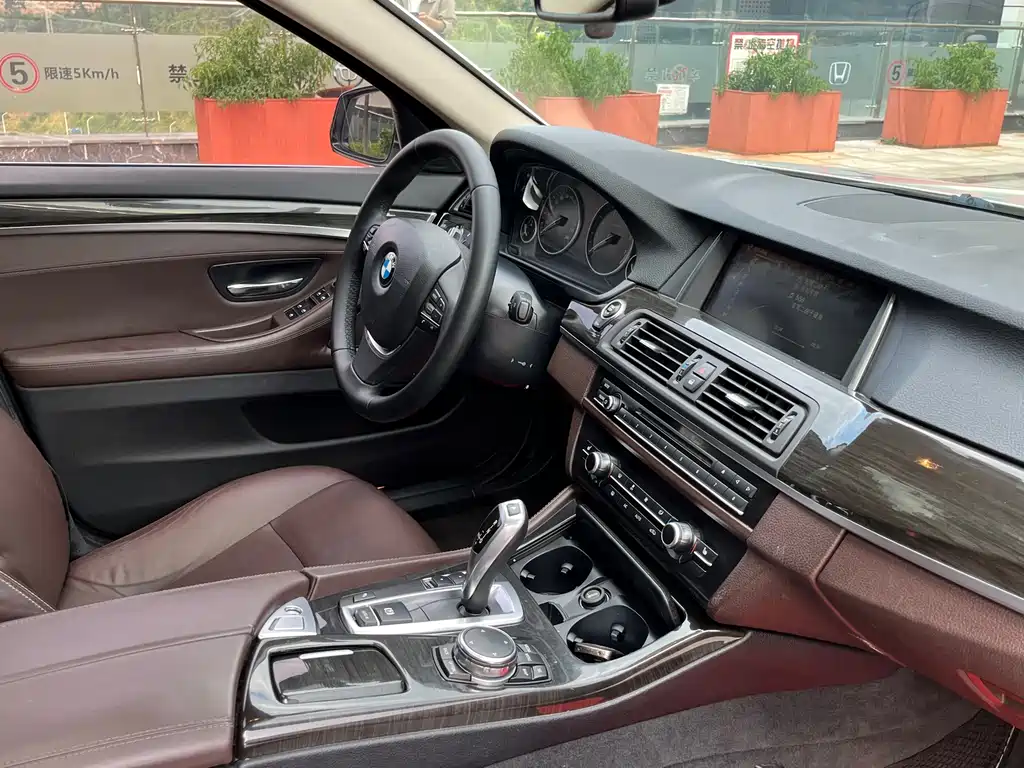 BMW 5 Series — миниатюра 23