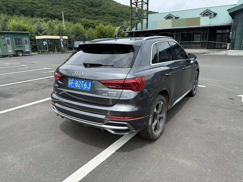 Audi Q3 1.4 л 2023 г. Серебристо-серый, пробег 31000 км