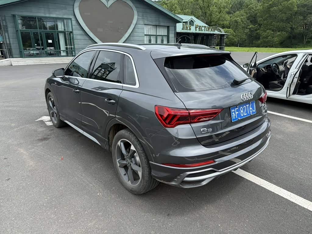 Audi Q3 1.4 л 2023 г. Серебристо-серый, пробег 31000 км