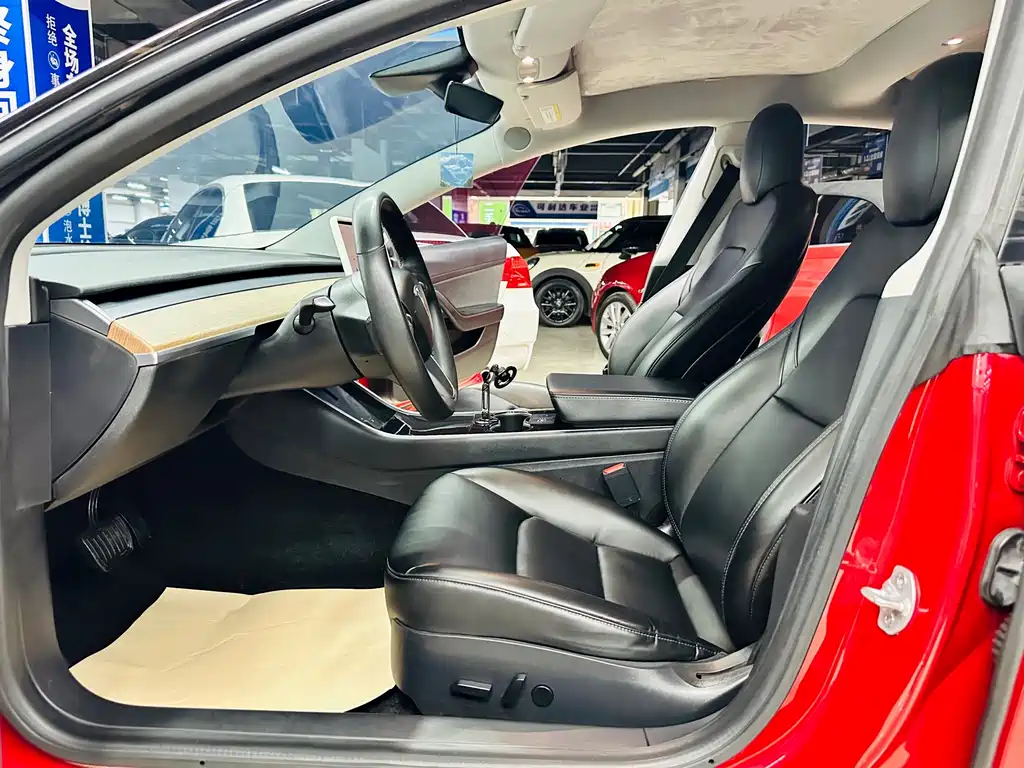 Tesla Model 3 — миниатюра 13