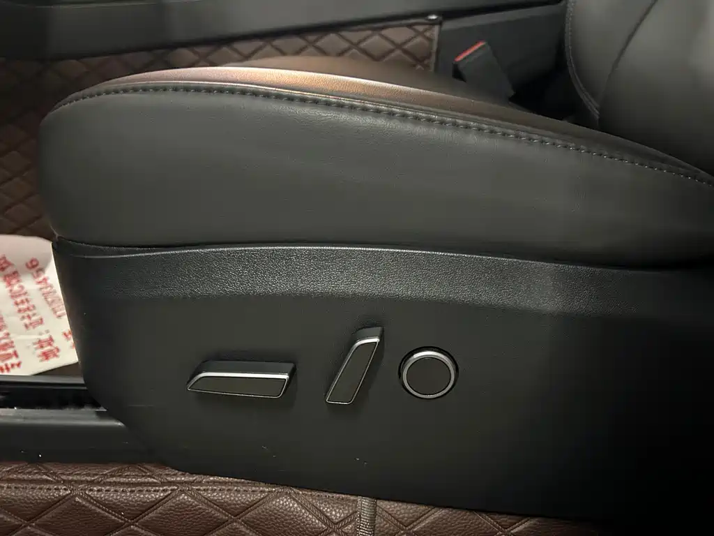 Tesla Model Y — миниатюра 13