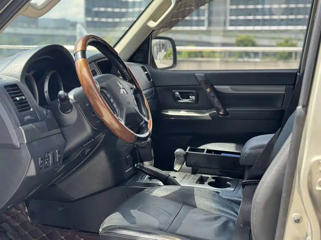 Mitsubishi Pajero (Import) — миниатюра 16