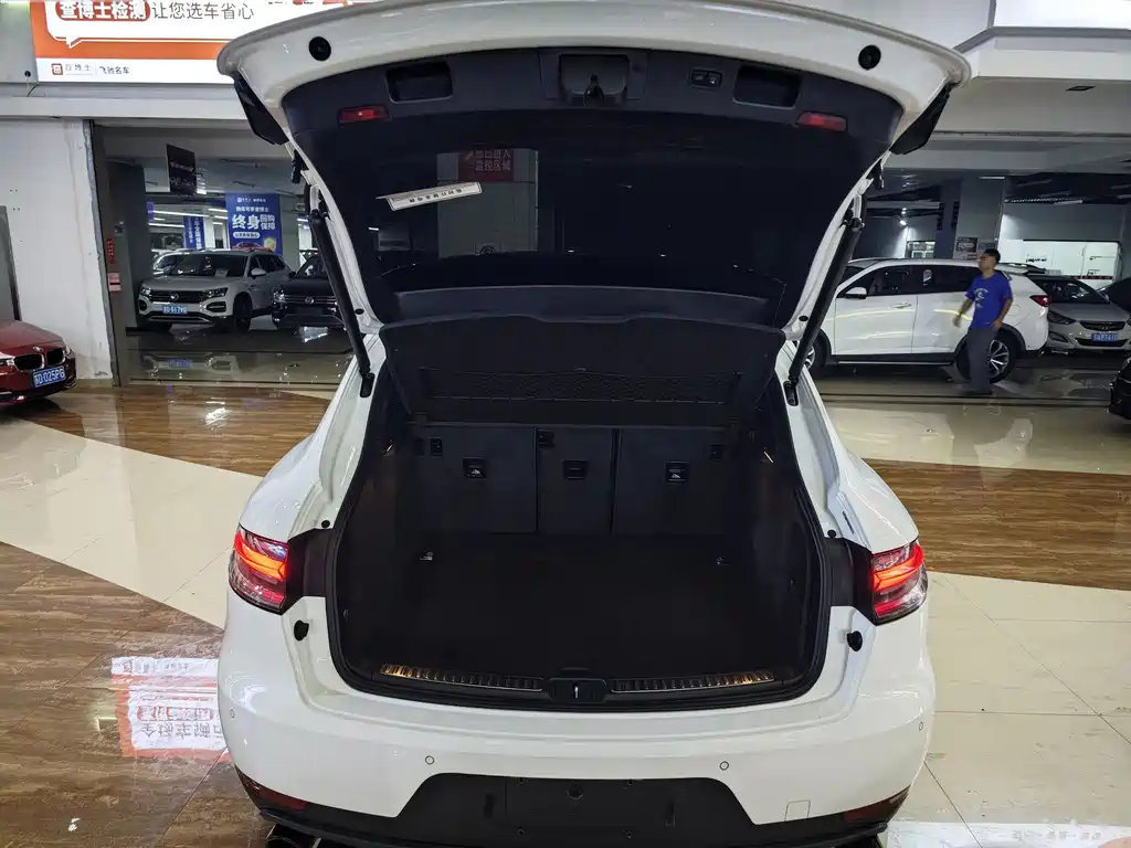 Porsche Macan — миниатюра 11