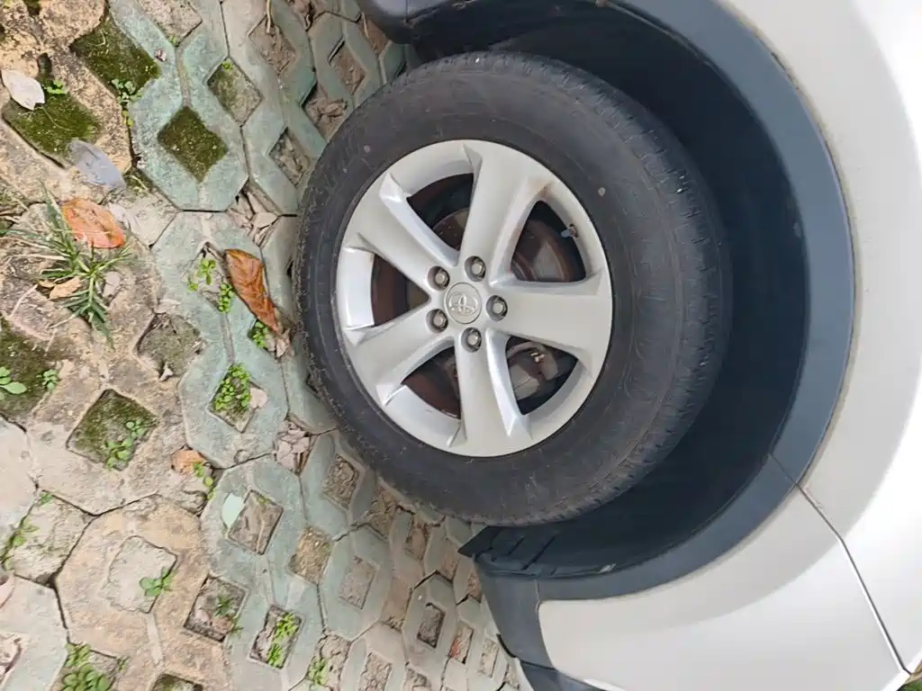 Toyota RAV4 — миниатюра 8