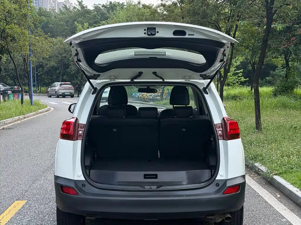 Toyota RAV4 — миниатюра 8