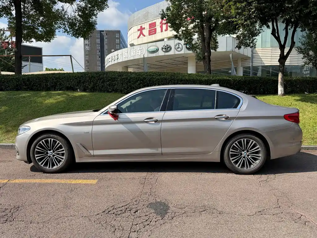 BMW 5 Series — миниатюра 3