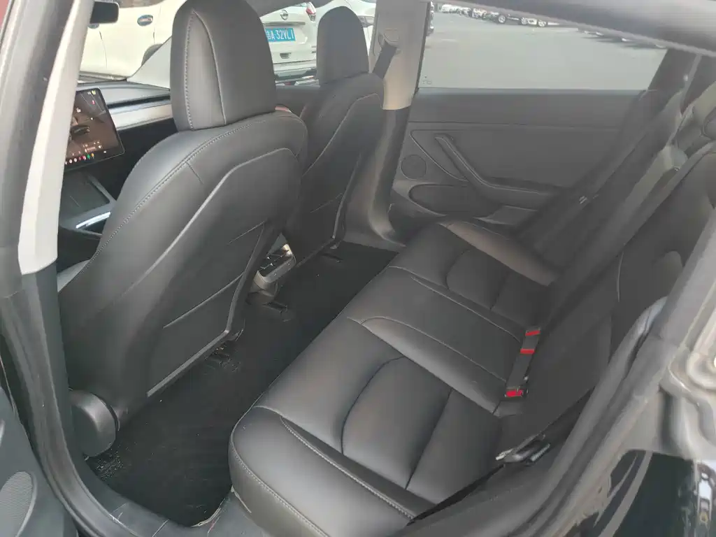 Tesla Model 3 — миниатюра 9