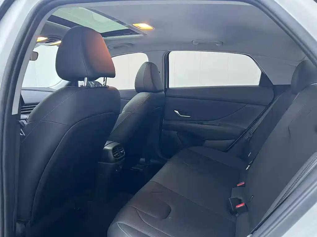 Hyundai Elantra — миниатюра 8