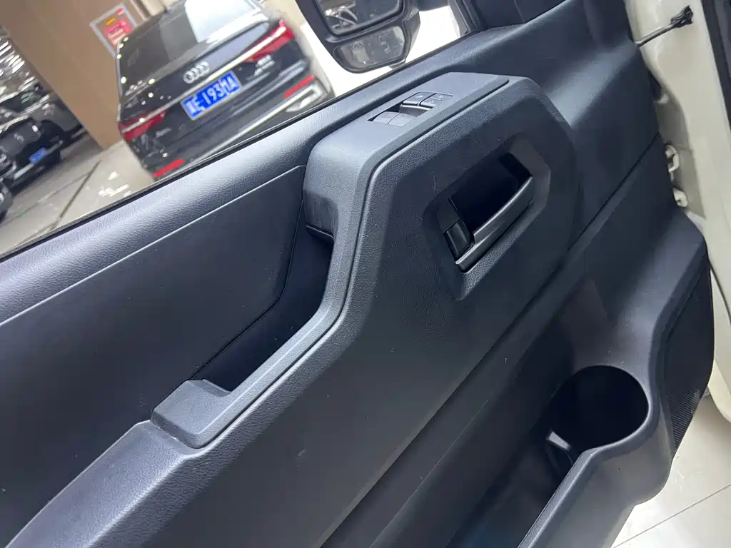 Toyota Hiace — миниатюра 8
