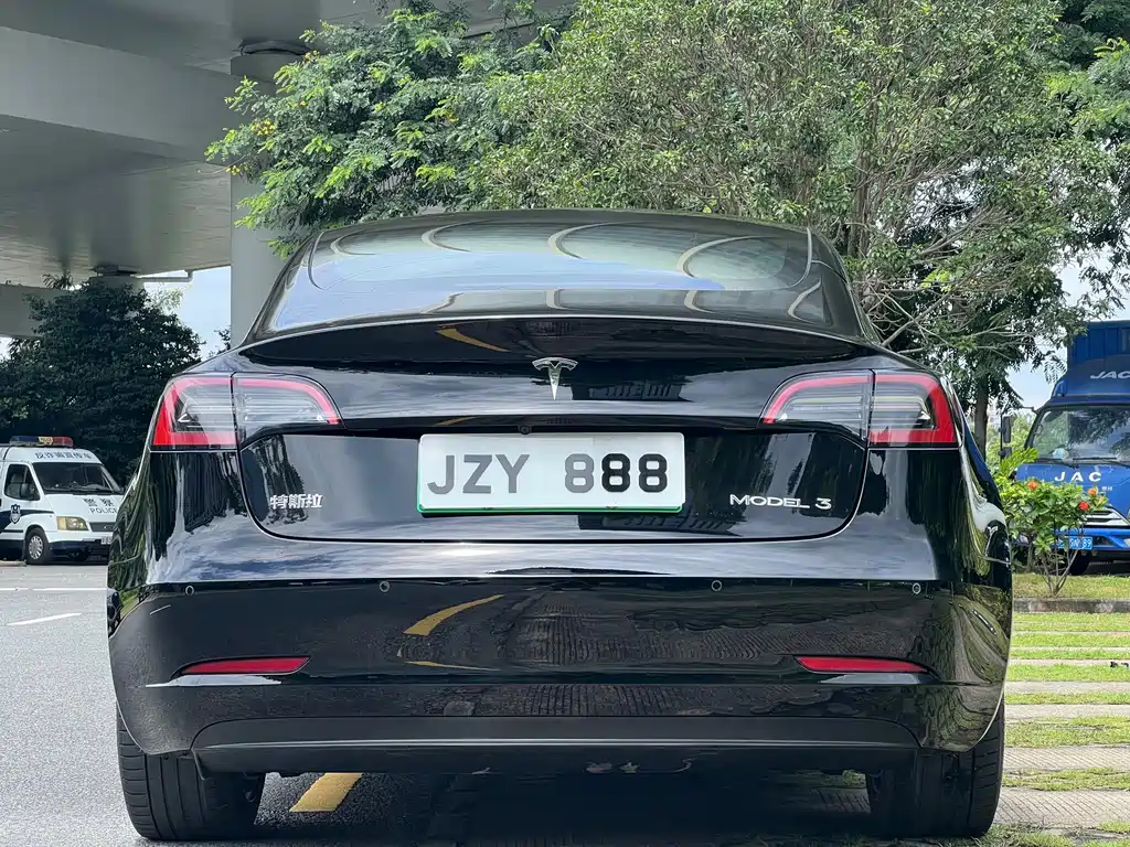 Tesla Model 3 — миниатюра 6