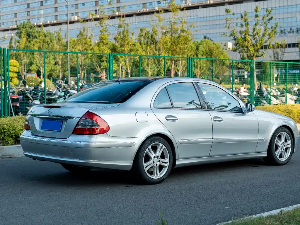 Mercedes-Benz E-Class — миниатюра 6