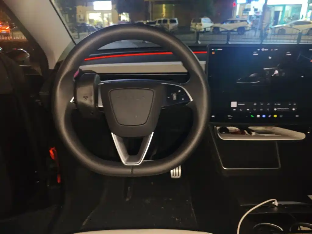Tesla Model Y — миниатюра 3