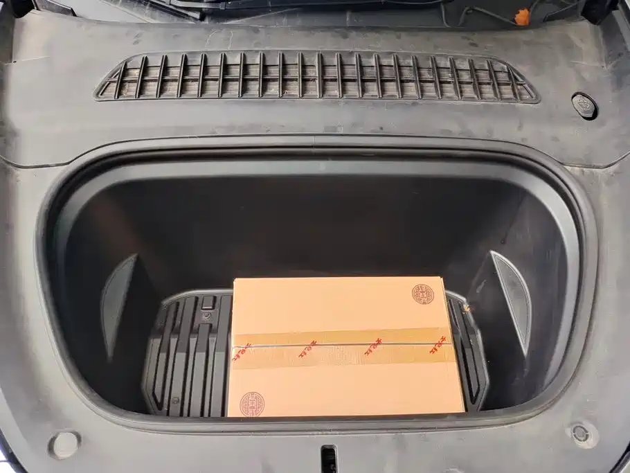 Tesla Model Y — миниатюра 10