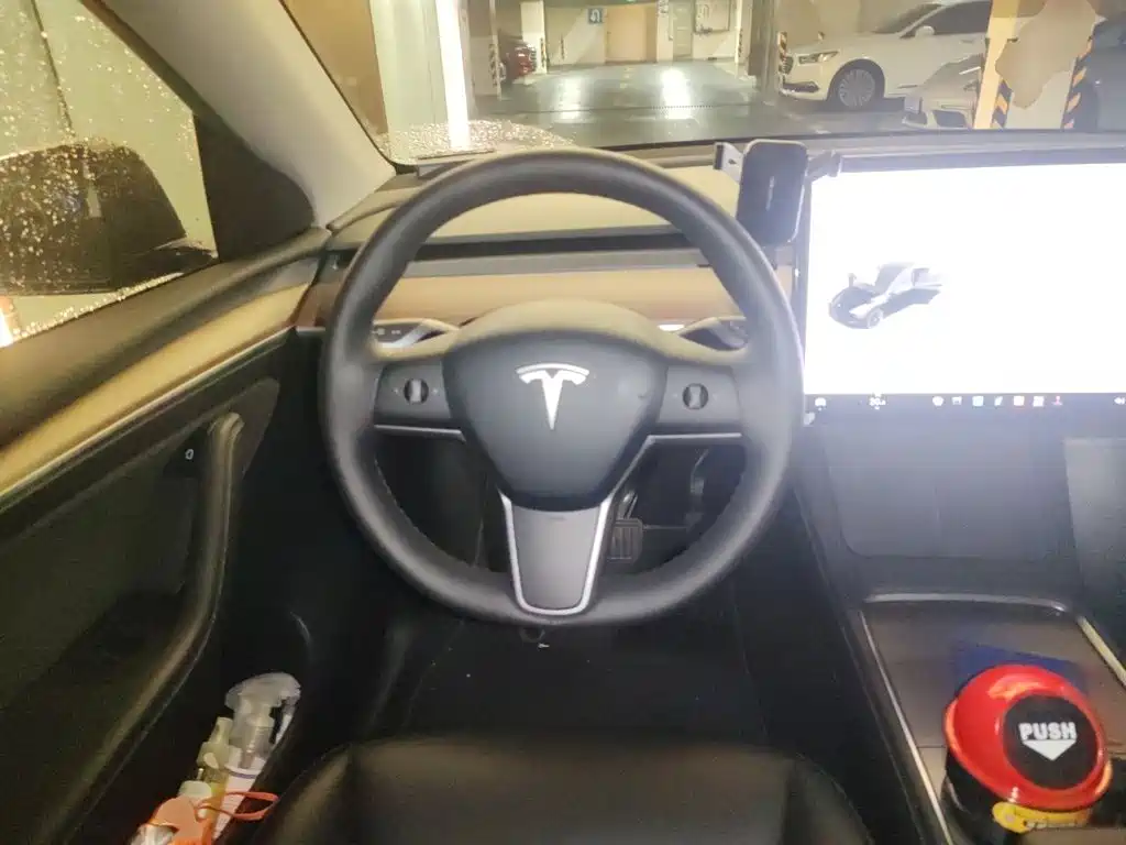 Tesla Model Y — миниатюра 12