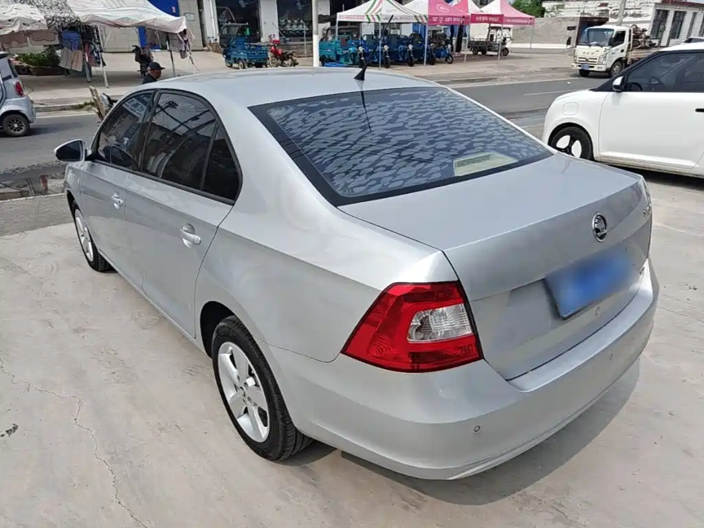 Skoda Rapid 2015 1.6L MT