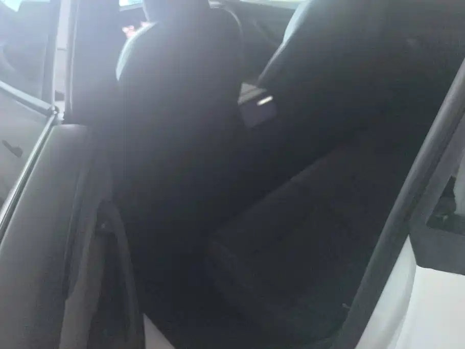 Tesla Model Y — миниатюра 11