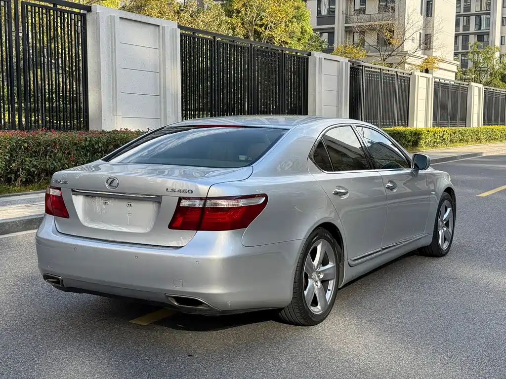 Lexus LS — миниатюра 5
