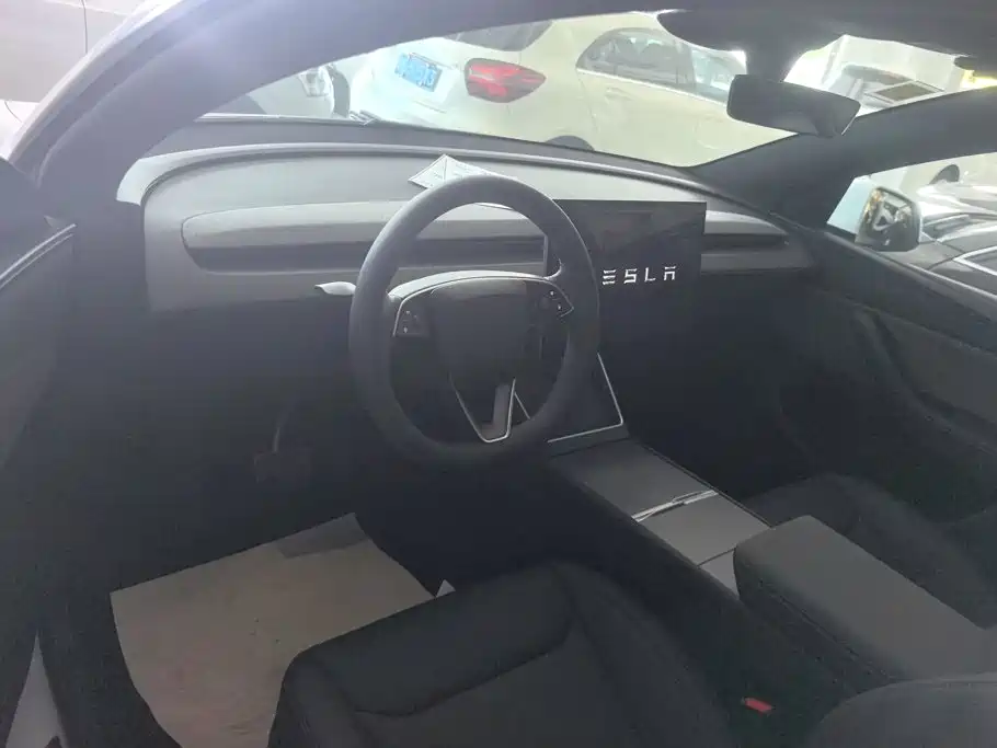 Tesla Model Y — миниатюра 12