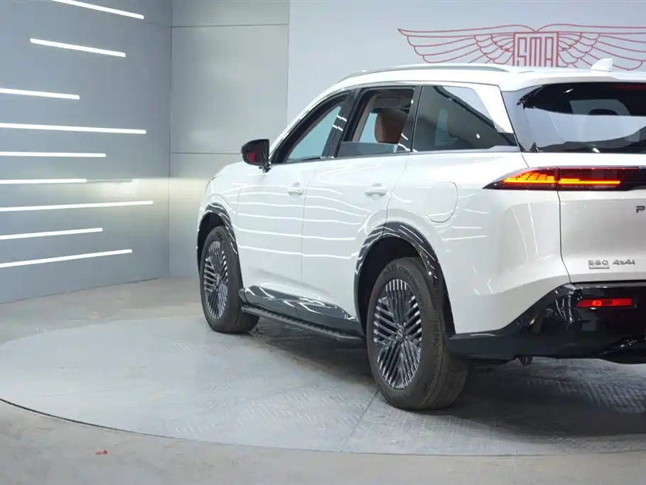 NISSAN EXPLORING THE LAND